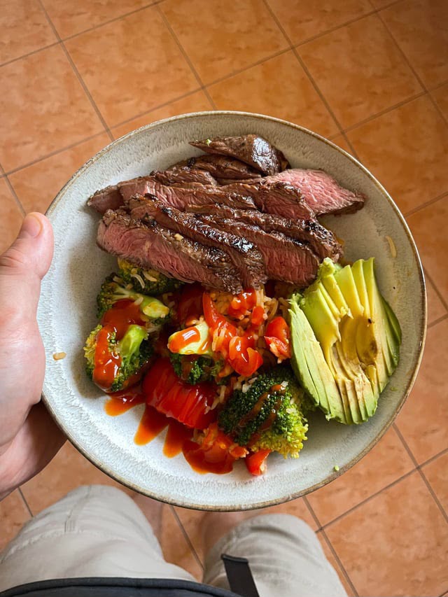 Bowl con ternera a la parrilla, brócoli, arroz y aguacate