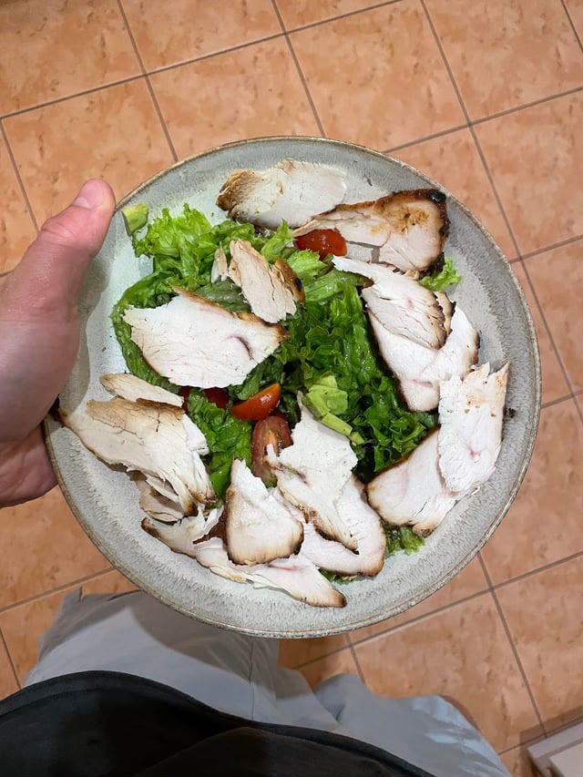Bowl de ensalada verde con pollo grillado y tomates cherry