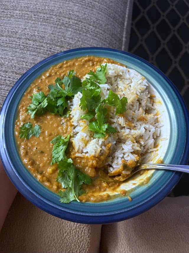 Bowl de curry cremoso con arroz y cilantro fresco