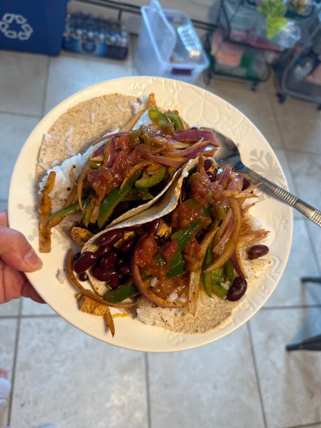 Tacos de pollo con pimientos, cebolla morada y alubias