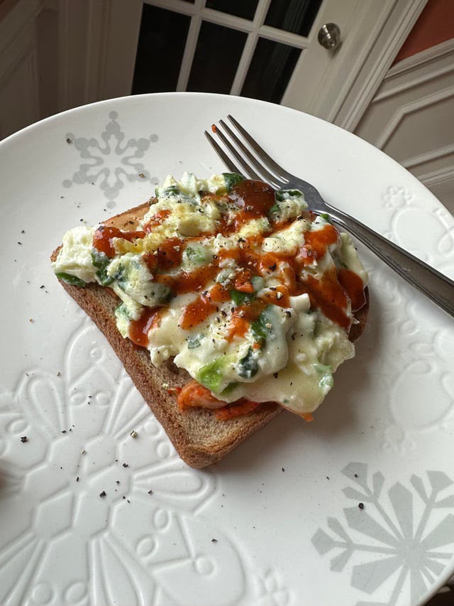 Tostada integral con huevos revueltos y pimientos